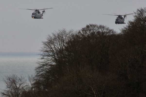 06 January 2021 - 15-00-07
There's a lot of snaps of these coming, so if helicopters aren't your bag, look away now.
-------------------------
Royal Navy Merlin helicopters ZJ118 & ZJ132